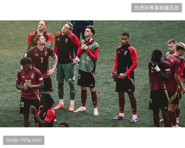比利时锋线核心卢卡库脚踝老伤再现反复，其在训练中的提前离场为主帅的锋线选择增添了变数